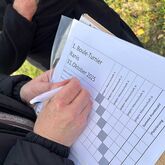 Teilnehmer füllt Spieltabelle beim 1. Boule-Turnier Ranis am 31. Oktober 2025 auf dem Gelände am Marktzentrum aus.