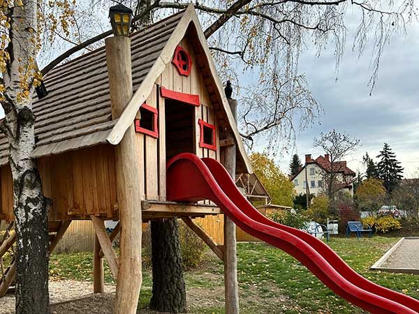 Spielplatz beim Marktzentrum Ranis, familienfreundliches Angebot der Bürgergenossenschaft.