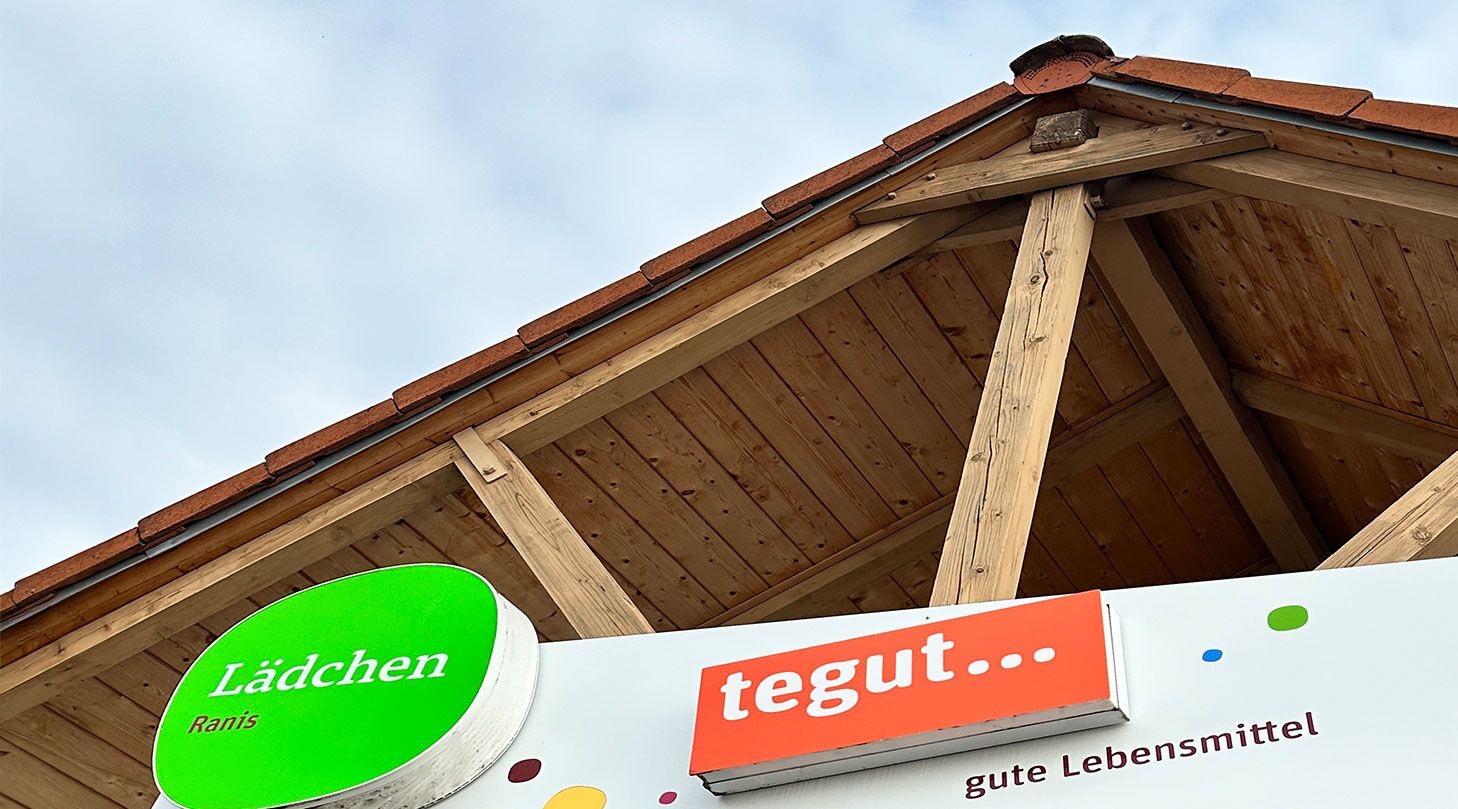Außenansicht des Lädchens Ranis mit Tegut-Logo und holzverkleideter Dachstruktu