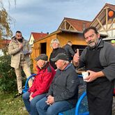 Stadtverordneter Alexander Dahl aus Ranis eröffnet das Kürbisfests 2025 in Ranis, Besucherinnen und Besucher vor dem Markt, Winfried Zein zeigt Daumen hoch.